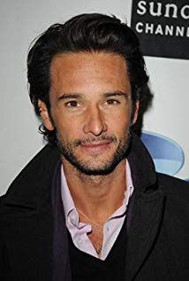 How tall is Rodrigo Santoro?